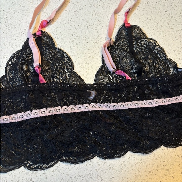 Cosmopolitan Black Lace Bralette with Pink Details - Picture 4 of 5